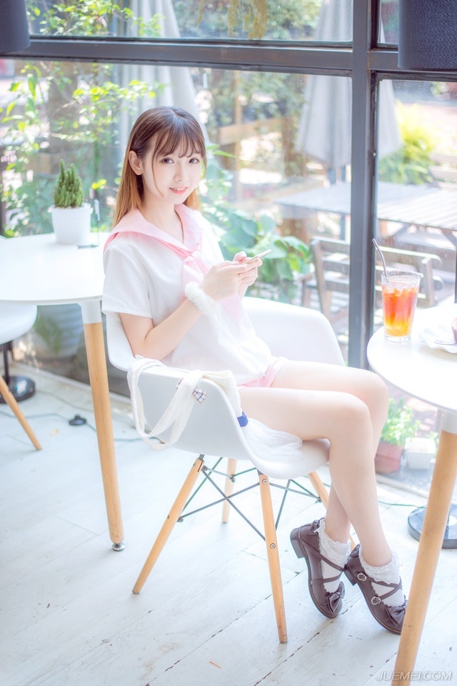 “嗯，这个我记得，叔至还曾问过是否趁机攻入柴桑。”诸葛亮闻言点点头道，言语中也有些无奈，如果换个时机或者局势，那的确是打入江东的一个好机会，至少占据了江夏和柴桑这两处地方，等于是把江东的门户握在手里，江东水军是厉害，但他们完全可以避开水军的弱点，由柴桑走陆路打进江东，可惜眼下的局势不允许，除非有十足的把握能在短时间内把江东给收拾了，否则，只会让双方本就已经降到冰点的关系彻底破裂，再也没有转圜的余地。